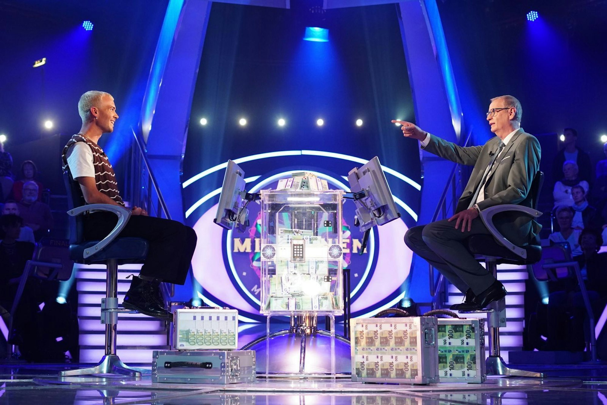 Zwei seiner Kumpels leben heute in einer Wohnung, in der der 69-Jährige als Kleinkind wohnte. (Bild: RTL / Stefan Gregorowius)