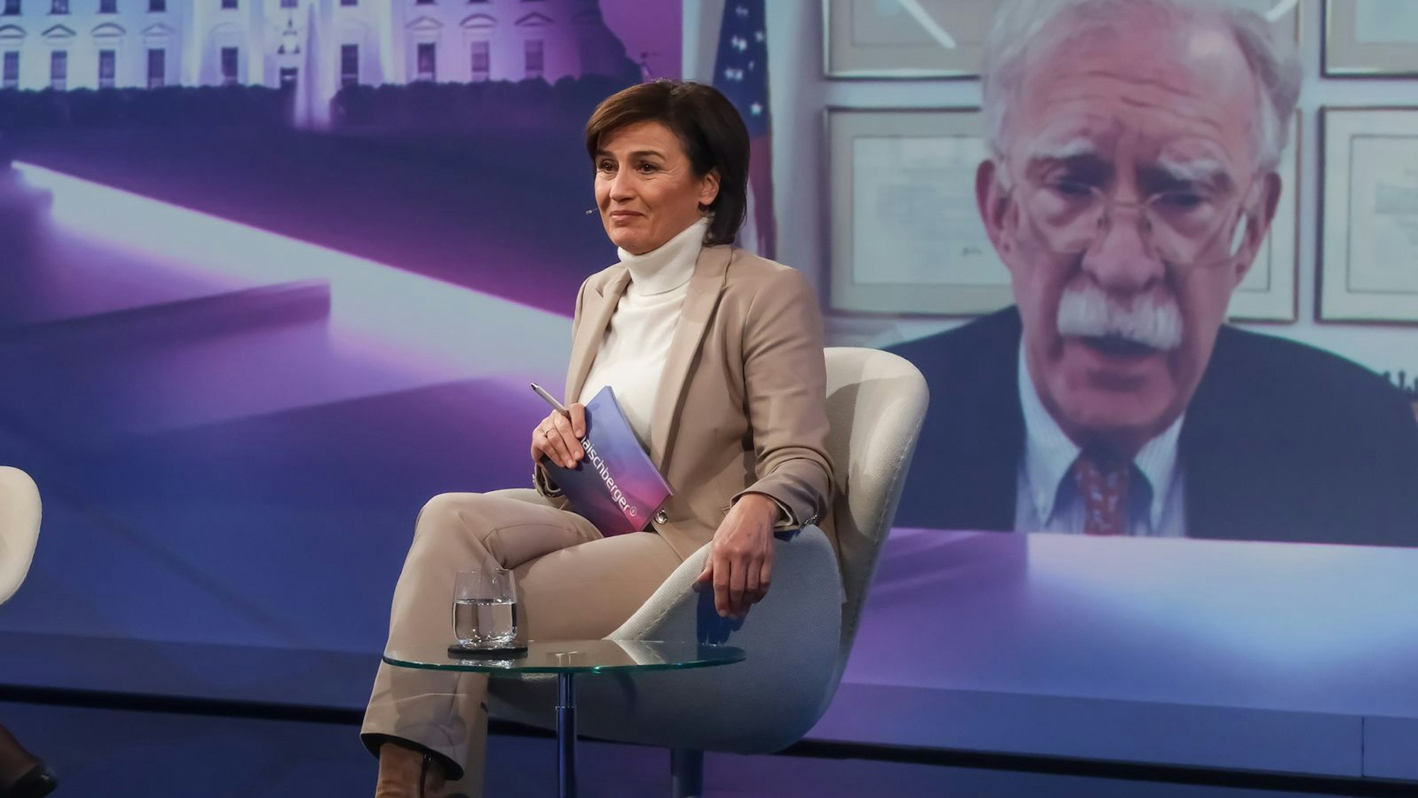 Der ehemalige US-Sicherheitsberater John Bolton warnte in der Sendung von Sandra Maischberger vor den möglichen Folgen von Donald Trumps Außenpolitik. (Bild: WDR/Oliver Ziebe)