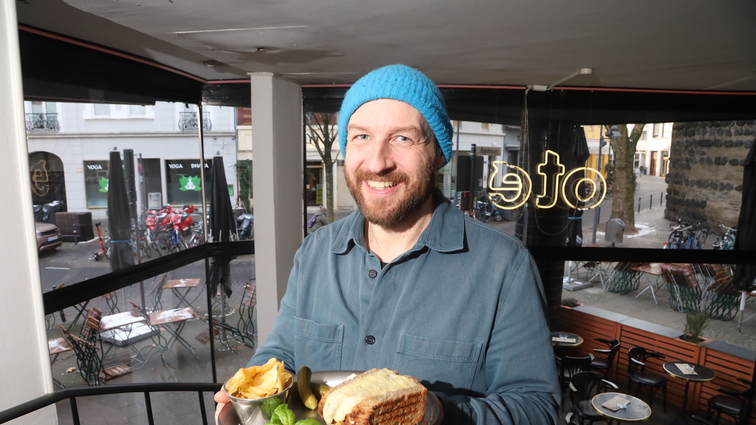 Inhaber Johannes Hensen serviert ein Grilled Cheese Sandwich. Als Betreiber legt er viel Wert auf regionale Partner und die Qualität der Produkte.