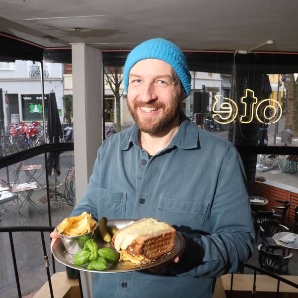 Inhaber Johannes Hensen serviert ein Grilled Cheese Sandwich. Als Betreiber legt er viel Wert auf regionale Partner und die Qualität der Produkte.