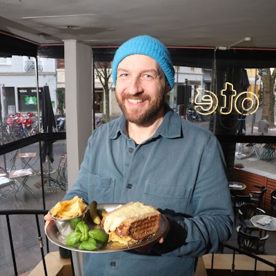 Inhaber Johannes Hensen serviert ein Grilled Cheese Sandwich. Als Betreiber legt er viel Wert auf regionale Partner und die Qualität der Produkte.