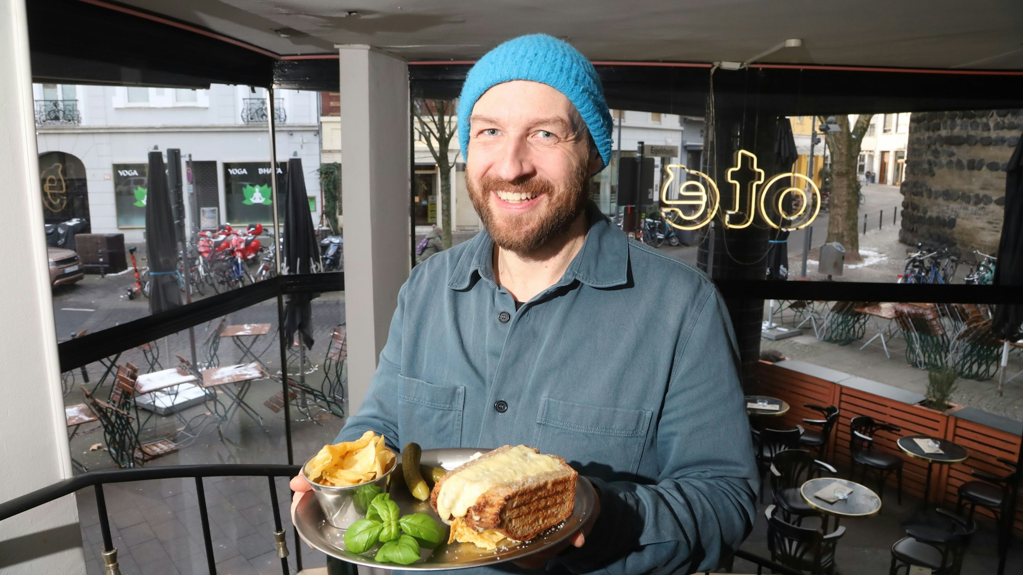 Inhaber Johannes Hensen serviert ein Grilled Cheese Sandwich. Als Betreiber legt er viel Wert auf regionale Partner und die Qualität der Produkte.