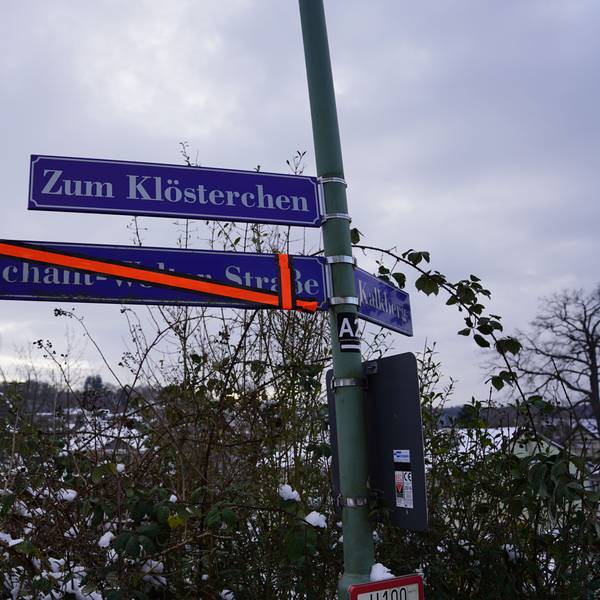 Der neue Straßenname „Zum Klösterchen“ hängt, noch ein Jahr aber soll in der Stadtmitte von Waldbröl auch das alte, inzwischen überklebte Schild sichtbar sein. Dieses erinnert an den Pfarrer und Dechant Emmerich Wolter. Dem Verstorbenen wird der sexuelle Missbrauch an Kindern vorgeworfen.