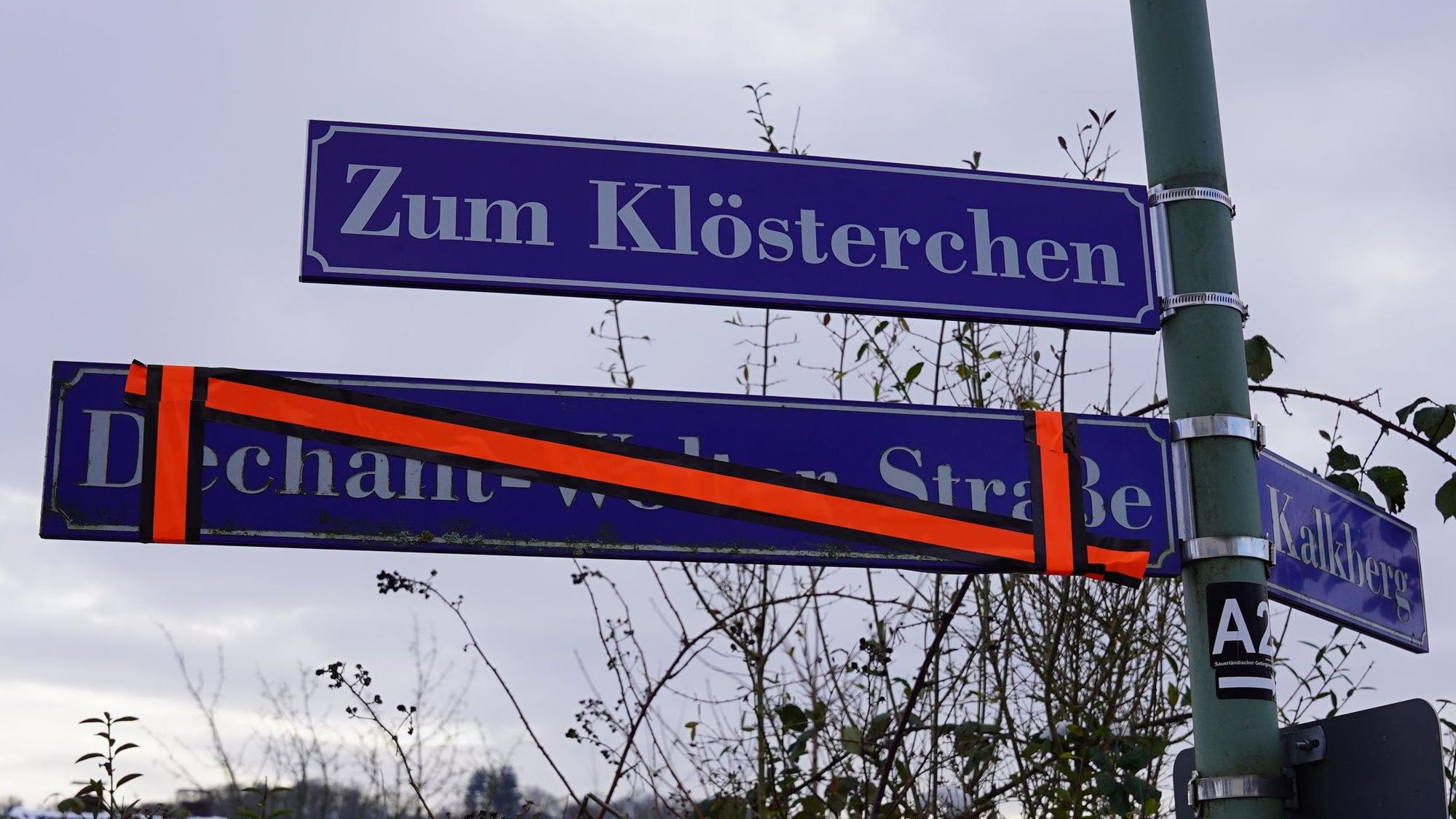 Die Dechant-Wolter-Straße in Waldbröl heißt ab sofort „Zum Klösterchen“. Aus rechtlichen Gründen muss der alte Name noch ein Jahr hängen bleiben. Dieser erinnert an den Dechant Emmerich Wolter, der dem Erzbistum Köln zufolge zum Kreis mutmaßlicher Täter gerechnet wird. Er soll sich an Kindern sexuell vergangenen haben.