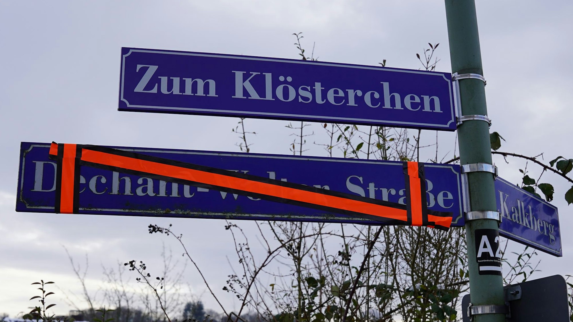 Die Dechant-Wolter-Straße in Waldbröl heißt ab sofort „Zum Klösterchen“. Aus rechtlichen Gründen muss der alte Name noch ein Jahr hängen bleiben. Dieser erinnert an den Dechant Emmerich Wolter, der dem Erzbistum Köln zufolge zum Kreis mutmaßlicher Täter gerechnet wird. Er soll sich an Kindern sexuell vergangenen haben.