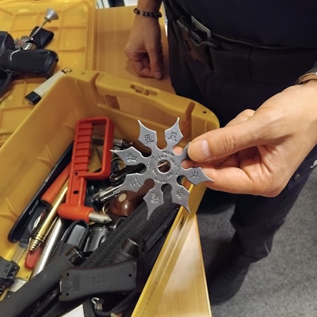 Einen Wurfstern wollte ein Mann mit ins Gericht bringen.