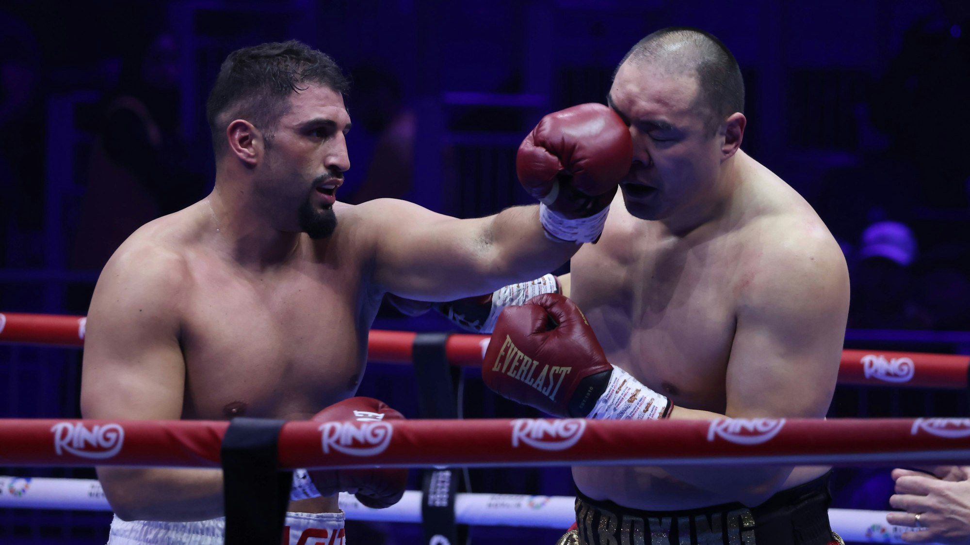 Agit Kabayel im Kampf gegen Zhang Zhilei.