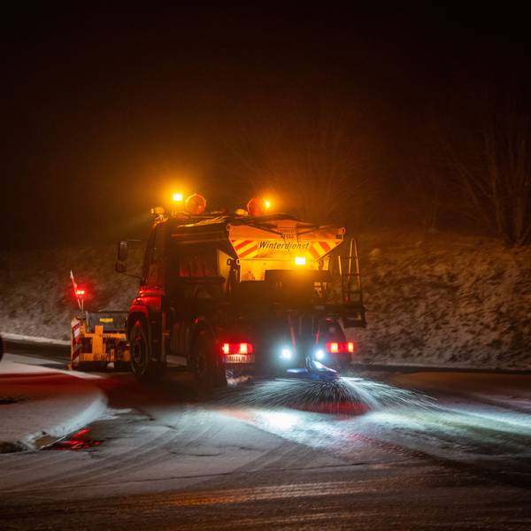 Ein Einsatzfahrzeug des Landesbetrieb Mobilität (LBM) räumt Schnee und streut eine Ausfahrt der B51 gegen Glatteis.
