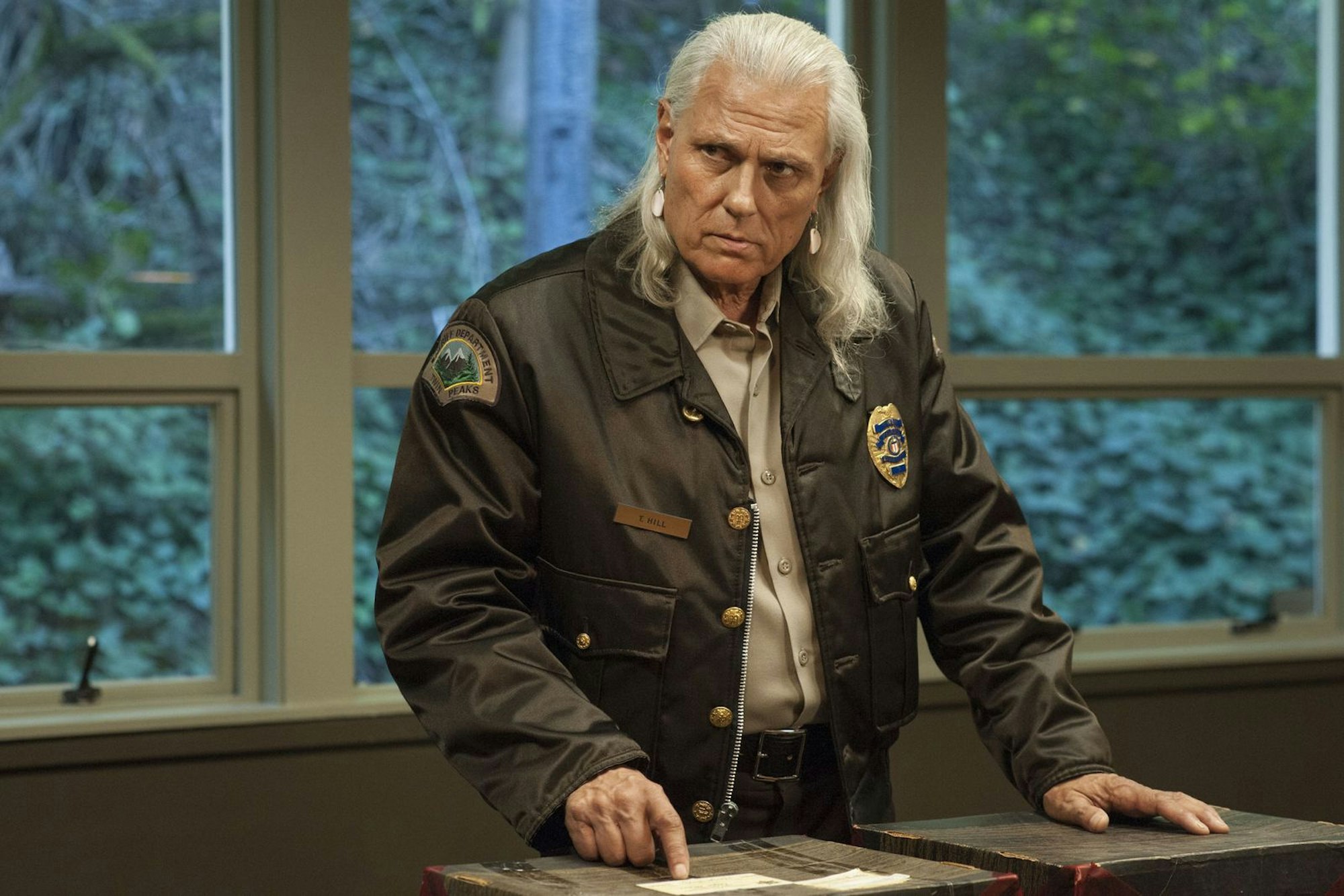 Der indigene Gesetzeshüter Tommy „Hawk“ Hill (Michael Horse) ist auch in der dritten „Twin Peaks“-Staffel übernatürlichen Phänomenen auf der Spur. (Bild: ARTE/Lynch/Frost Productions/Propaganda Films)