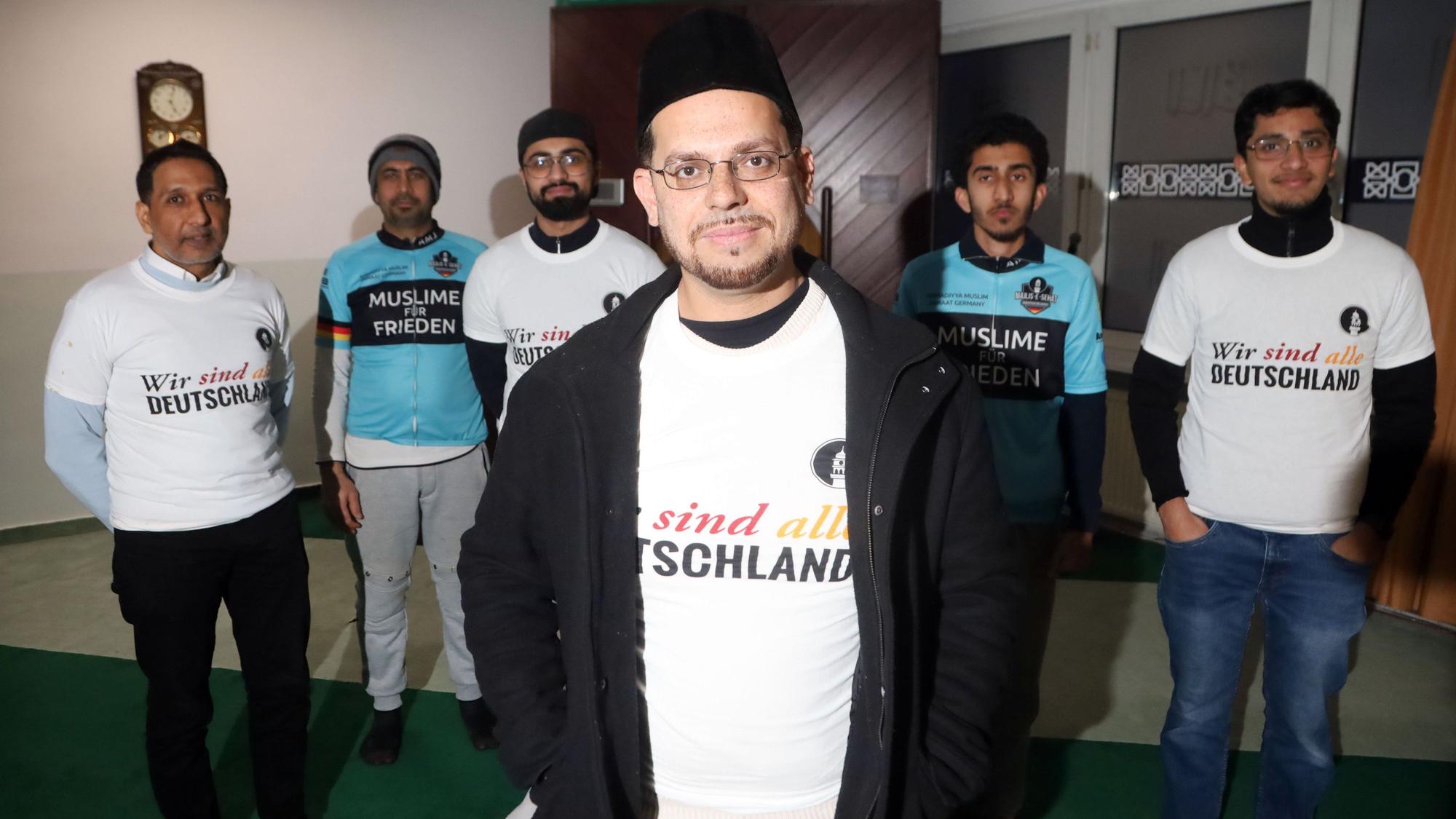 Das Bild zeigt Imam Shakeel Ahmed der Ahmadiyya-Gemeinde in der Bait-un-Nasr Moschee in Köln mit Männern und Jugendlichen in der Moschee. Foto: Arton Krasniqi