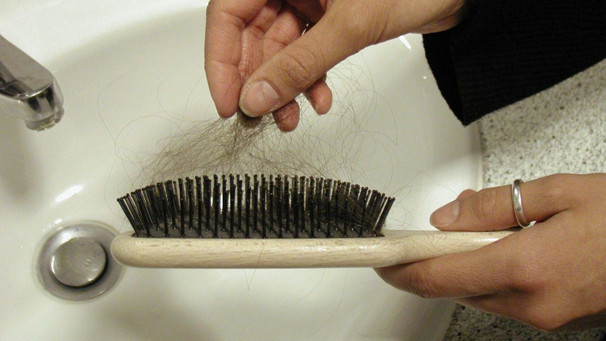 Zum Themendienst-Bericht "Gesundheit/Frauen/KORR/" von Cècile Prinzbach vom 3. April: Der Schreck am frühen Morgen - bei regelmäßig starkem Haarausfall sollten Frauen einen Arzt aufsuchen. (Honorarfreie Veröffentlichung nur für dpa/gms-Themendienst-Bezieher mit dem Quellenhinweis "Elke Wentker/dpa/gms")