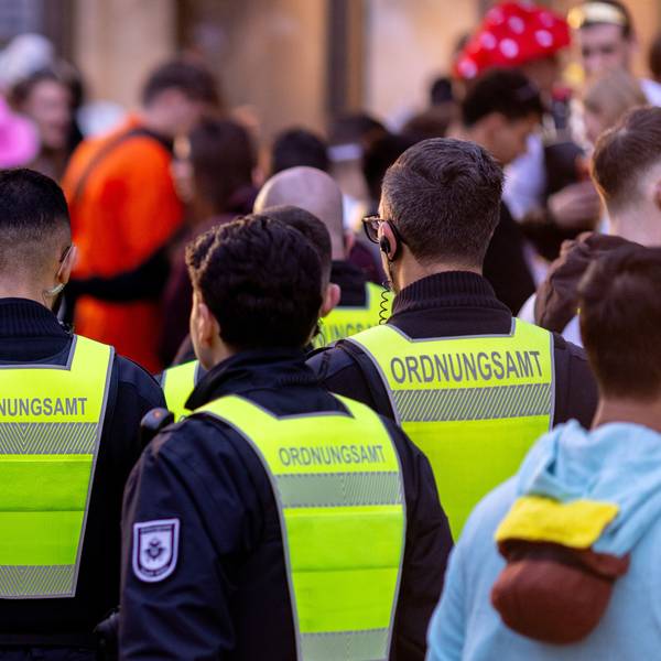 Der Gleichstellungsausschuss des Kölner Rates schlägt vor, dass das Ordnungsamt bald gegen Catcalling vorgeht. (Symboldbild)