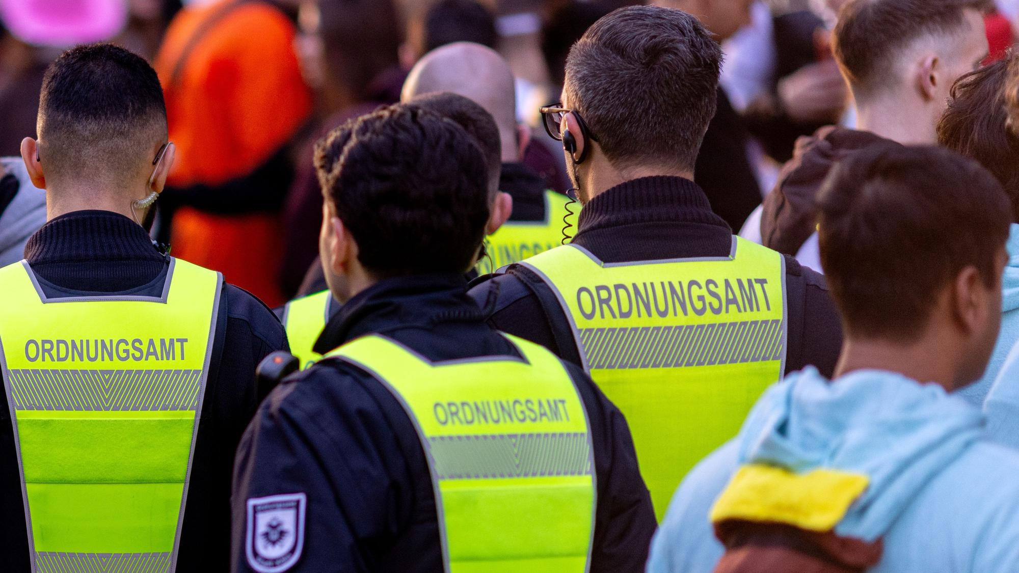 Mitarbeiter des Kölner Ordnungsamts im Einsatz bei der Sessionseröffnung am 11.11.2025 auf der Zülpicher Straße (Symbolbild)