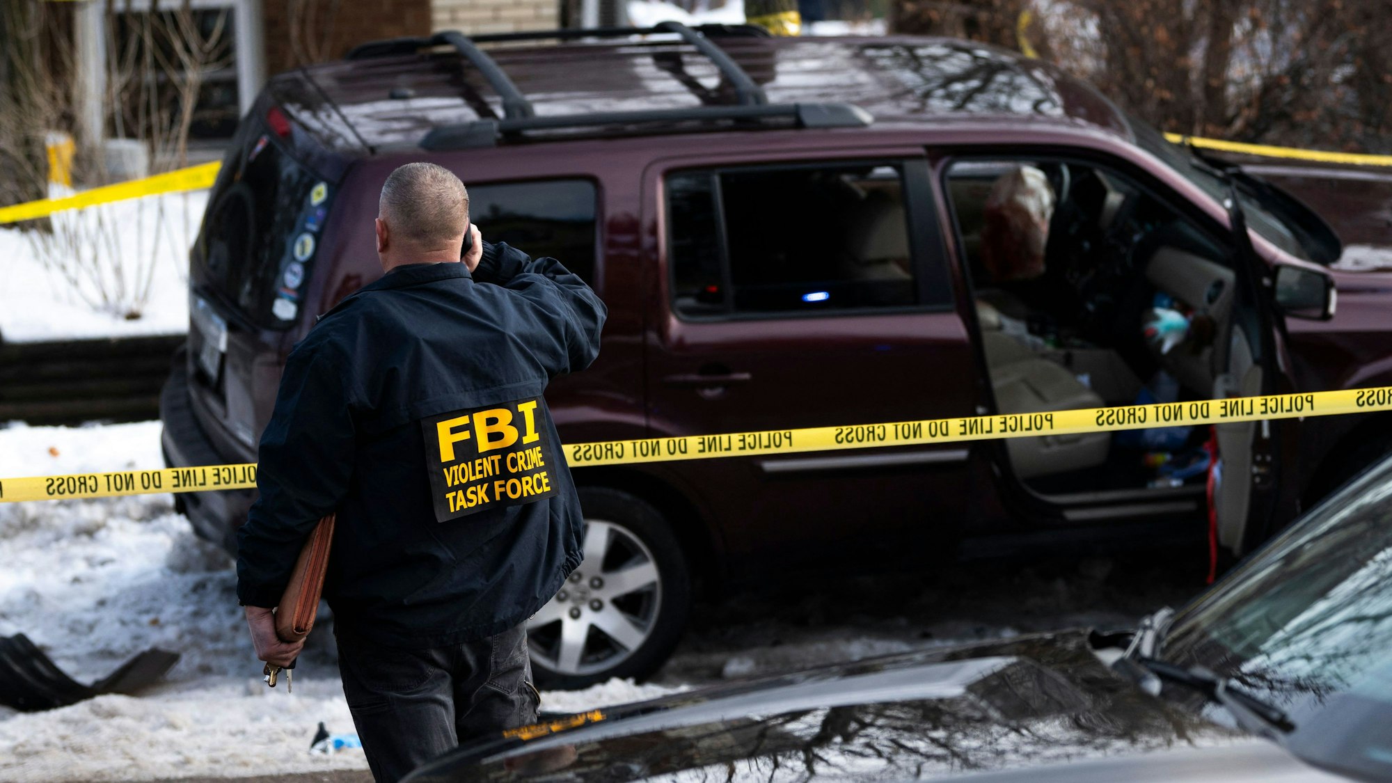 Ein FBI-Beamter begutachtet den Tatort in Minneapolis.