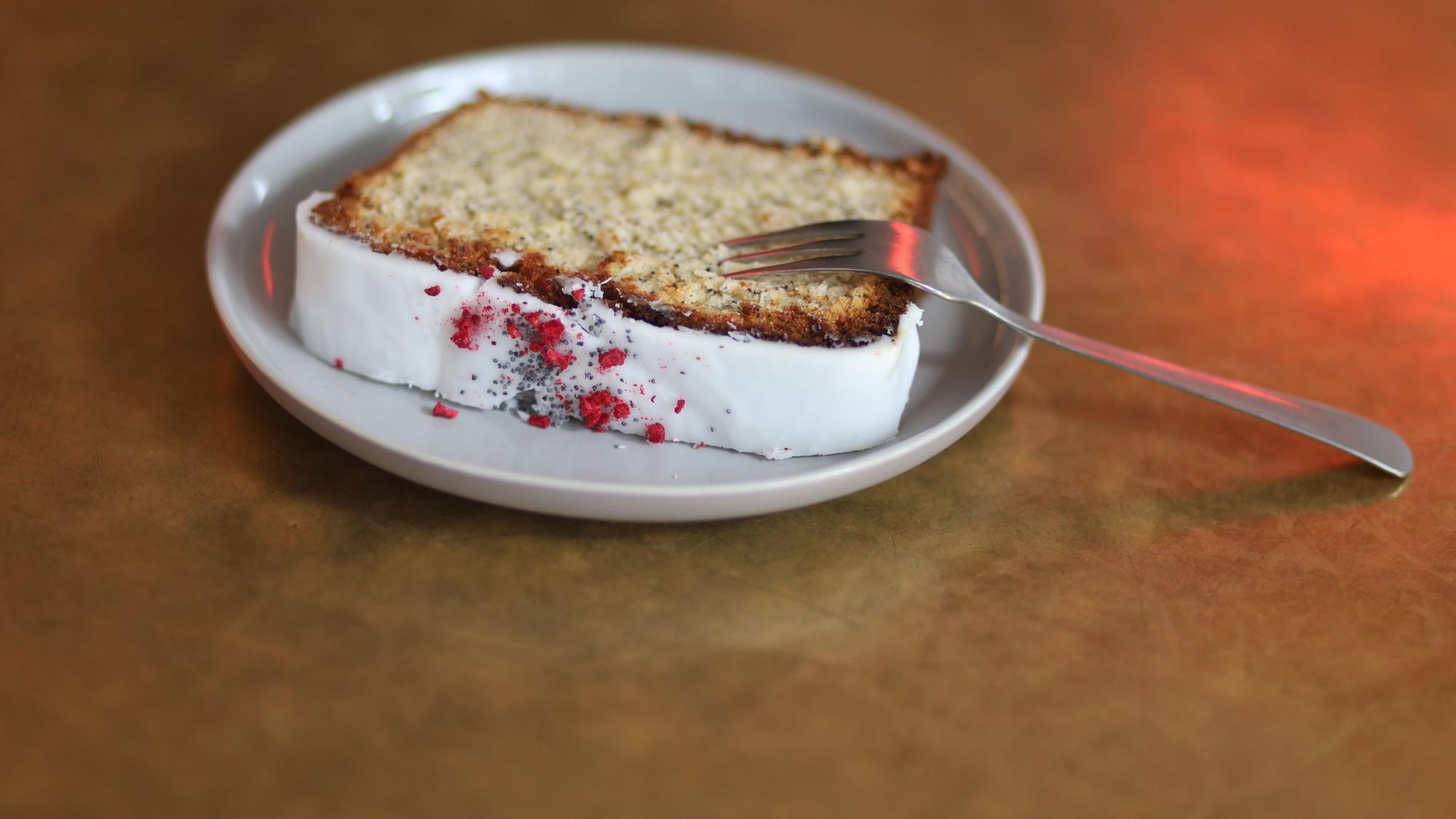Am Rührteig kann man die handwerklichen Fähigkeiten von Kuchenbäckern ablesen. Der Zitronen-Mohn-Kuchen aus dem Oté bescheinigt demnach hervorragende Fähigkeiten.