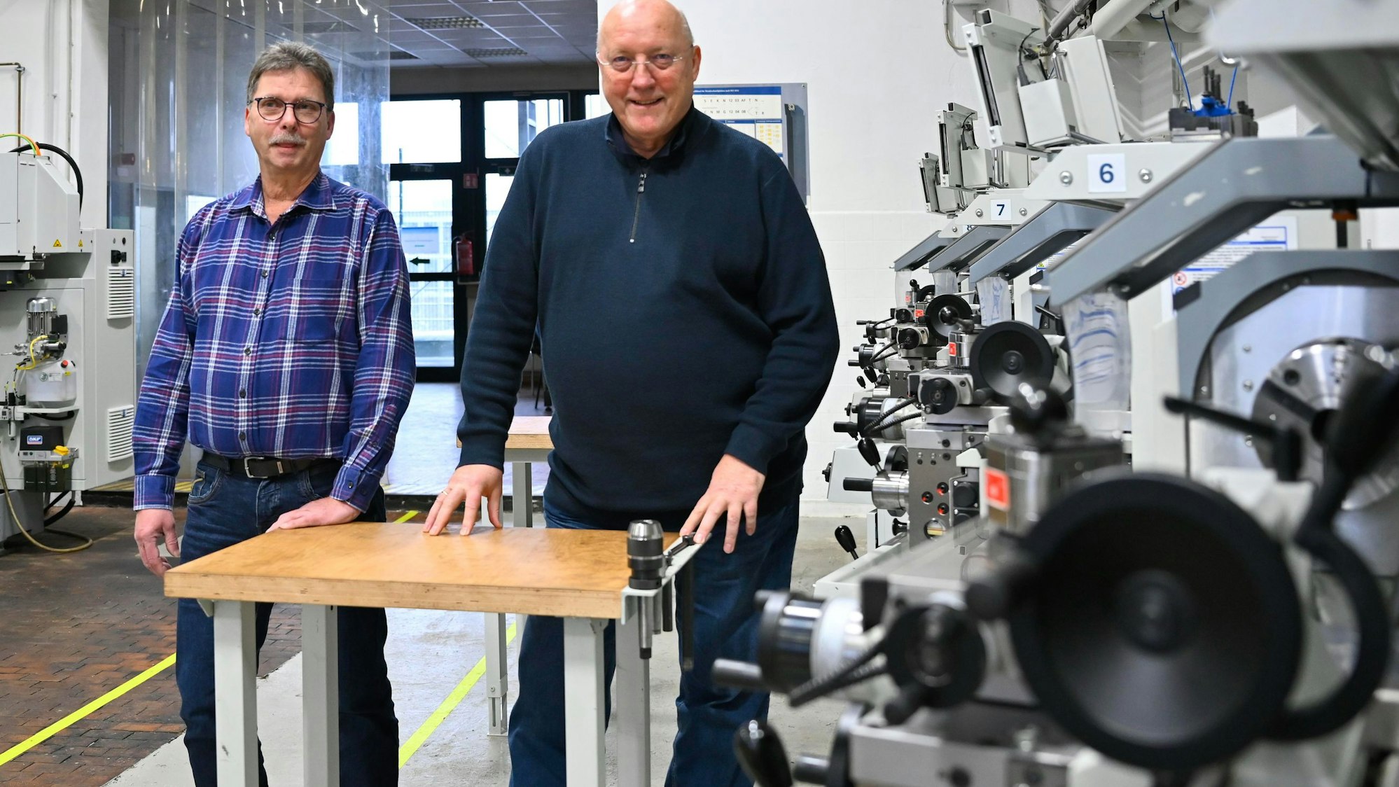 Geschäftsführer Hans Marenbach und Prokurist Bernd Klein stehen in den Räumen des SBZ, das zahlreiche neue Maschinen angeschafft hat.