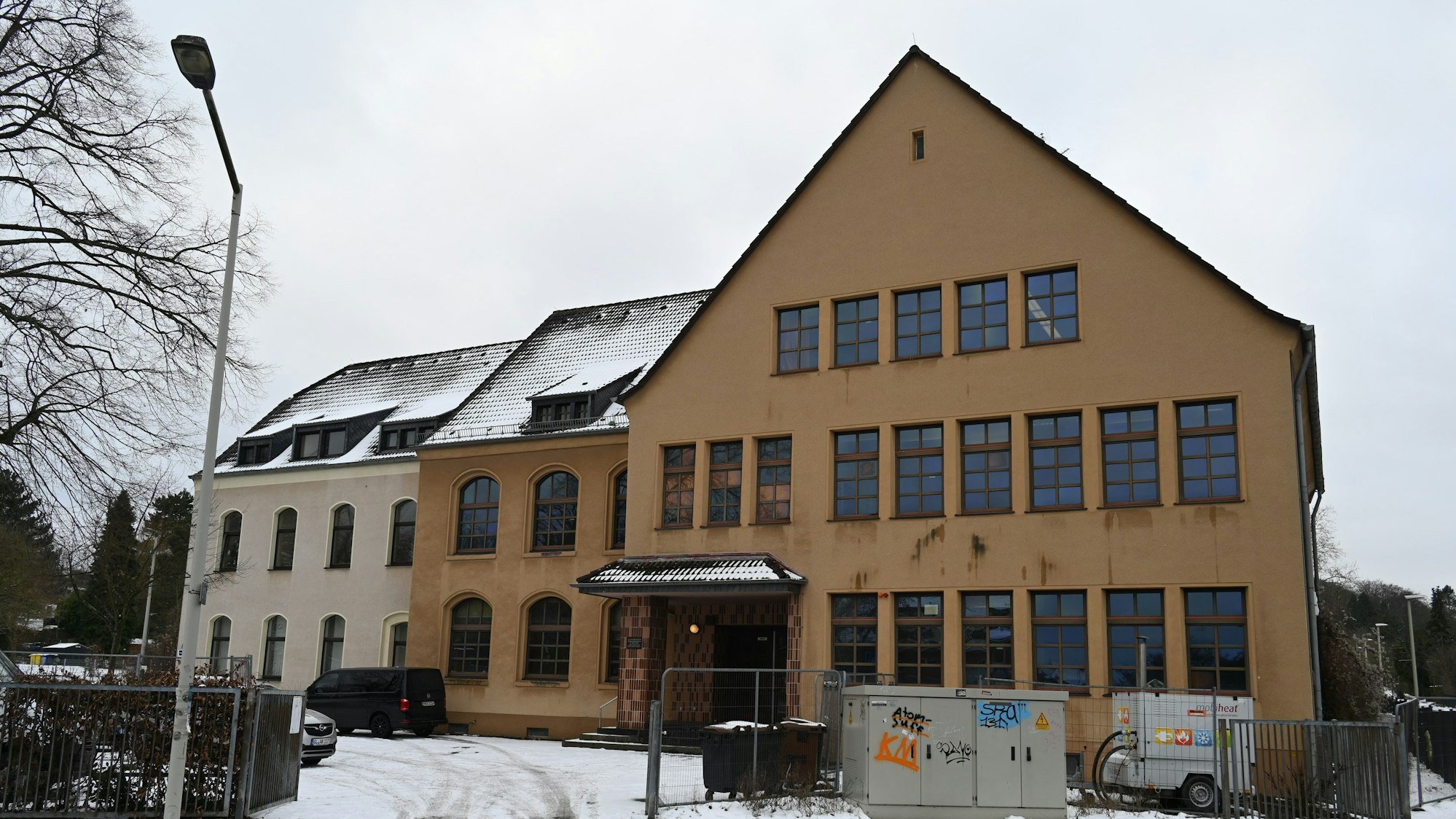 Auf dem Bild ist ein Schulgebäude zu sehen.