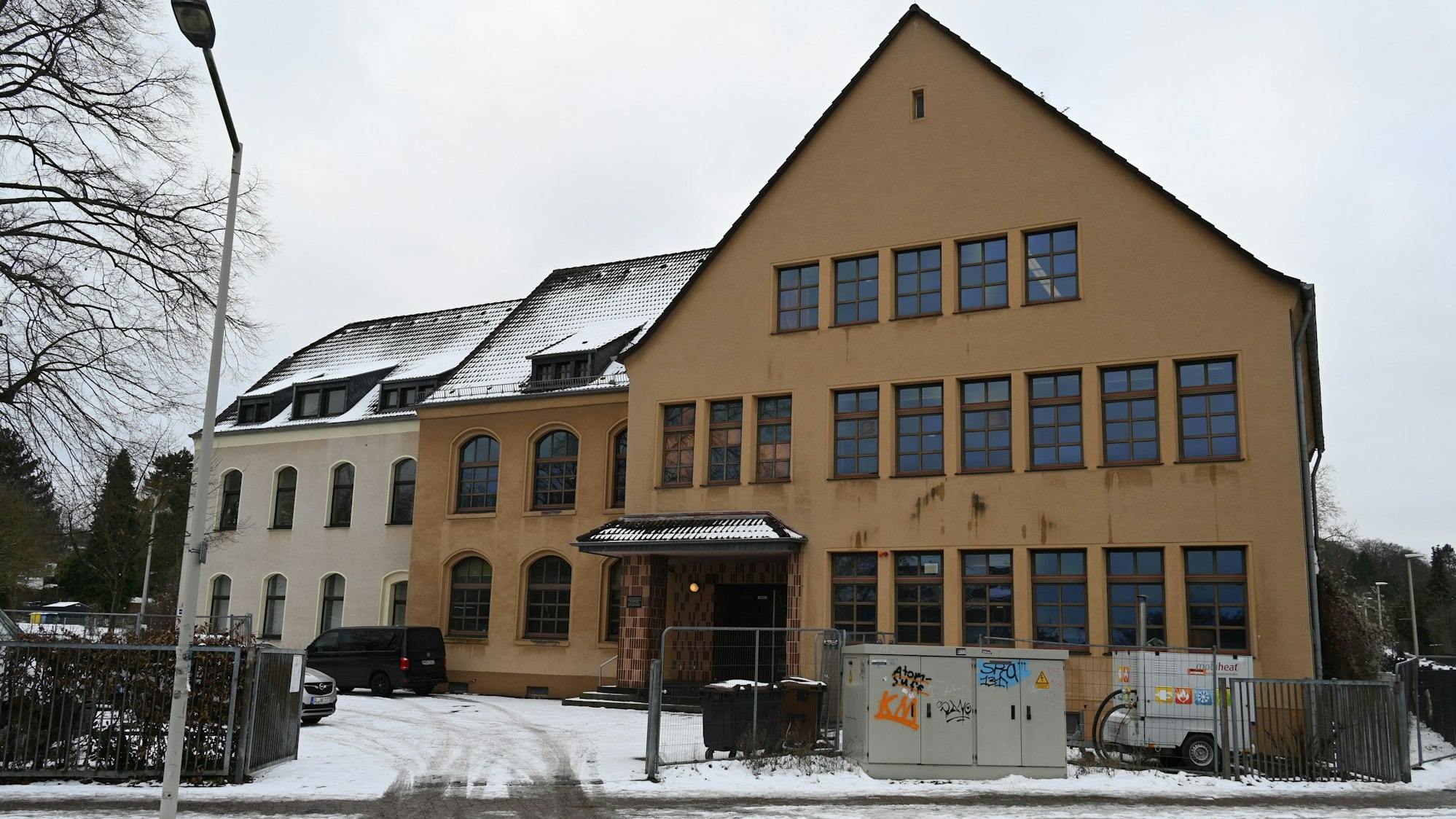 Auf dem Bild ist ein Schulgebäude zu sehen.