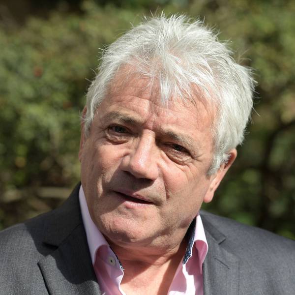 Kevin Keegan schaut in die Kamera.