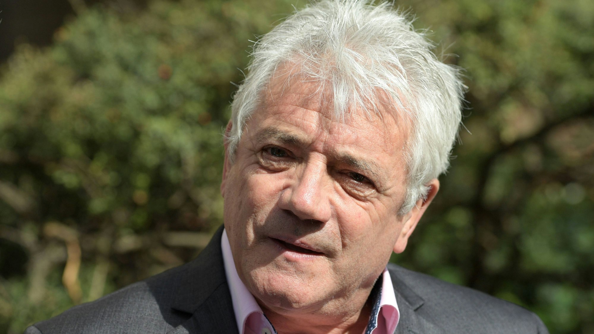 Kevin Keegan schaut in die Kamera.