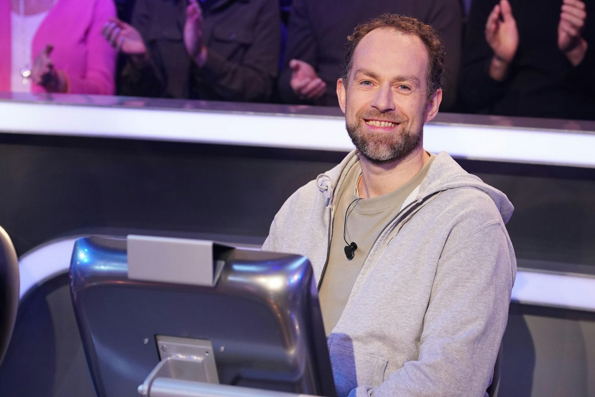 „Ich hab die Hose komplett voll“, gestand Kevin Kevenhörster vor der ersten Frage. Am Ende erspielte er 16.000 Euro und kehrt im Finale zurück. (Bild: RTL / Stefan Gregorowius)