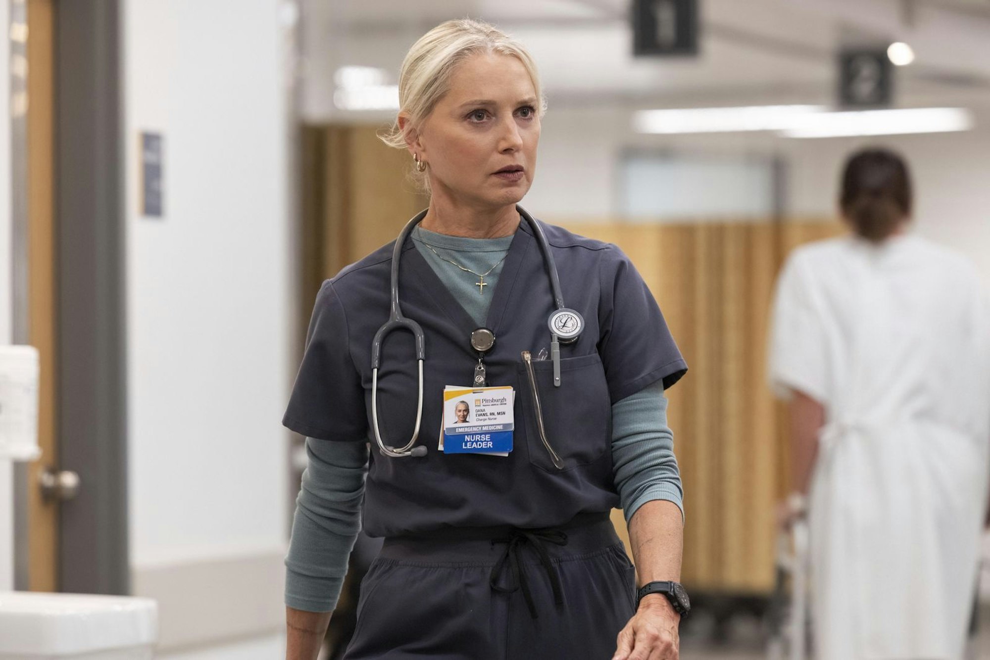 Auch sie gewann für „The Pitt“ einen Emmy als Beste Nebendarstellerin einer Dramaserie: Katherine LaNasa spielt Dana Evans, die erfahrenste Krankenschwester im Team. Sie weiß, wie die Arbeit in der Notfallaufnahme wirklich funktioniert. (Bild: HBO Max)