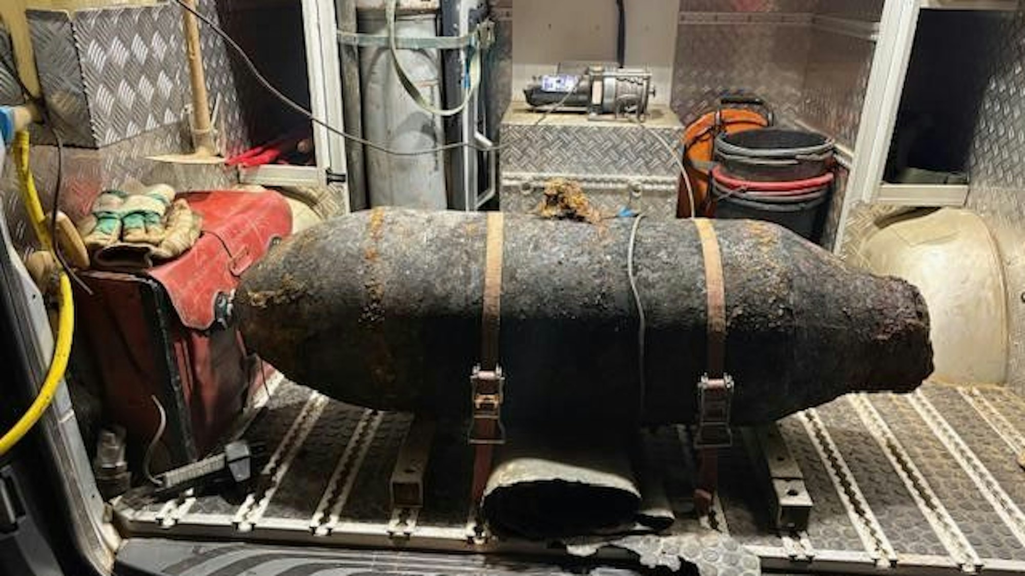 Das Bild zeigt die 250 Kilogramm schwere Bombe.