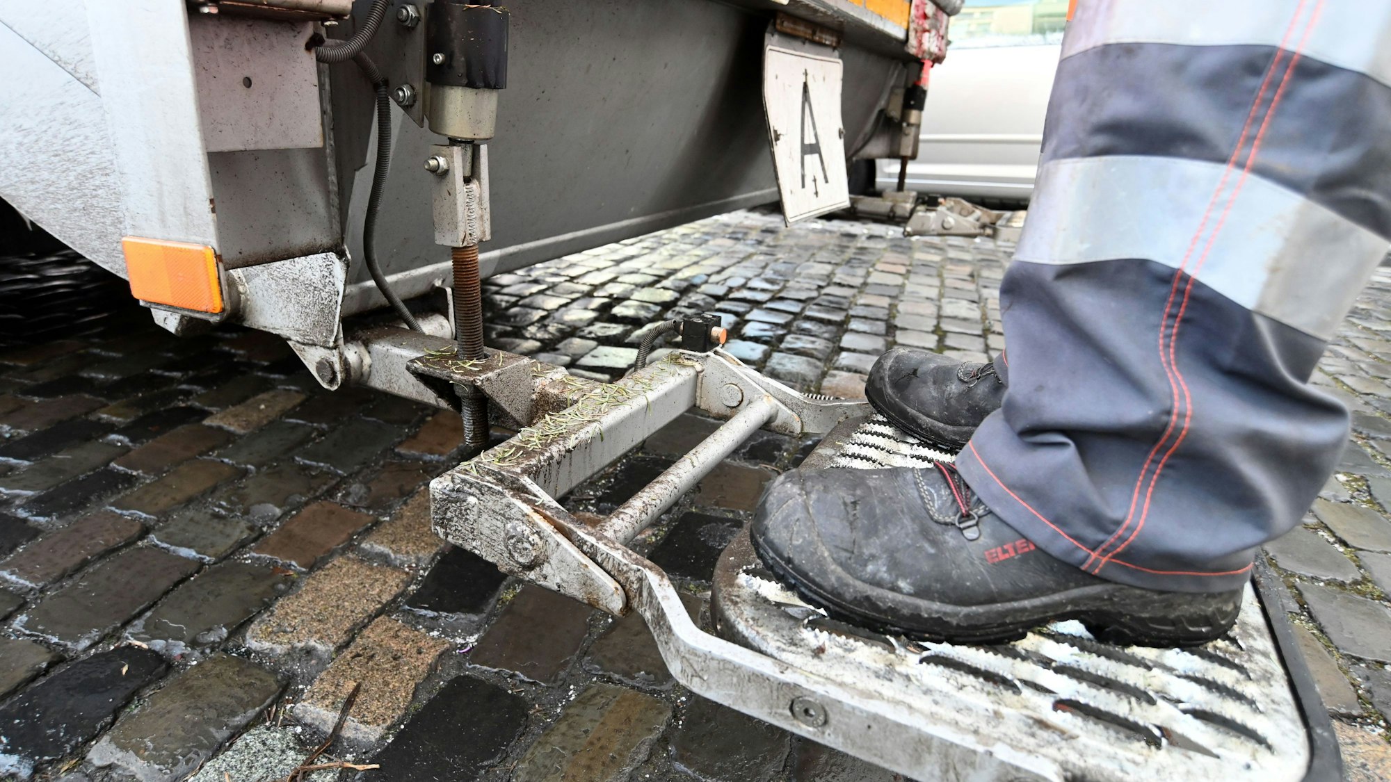 Trittbrettfahrer: Die AWB haben ihre Sperrmüllfahrzeuge für die Baumabfuhr mit Trittbrettern nachgerüstet.