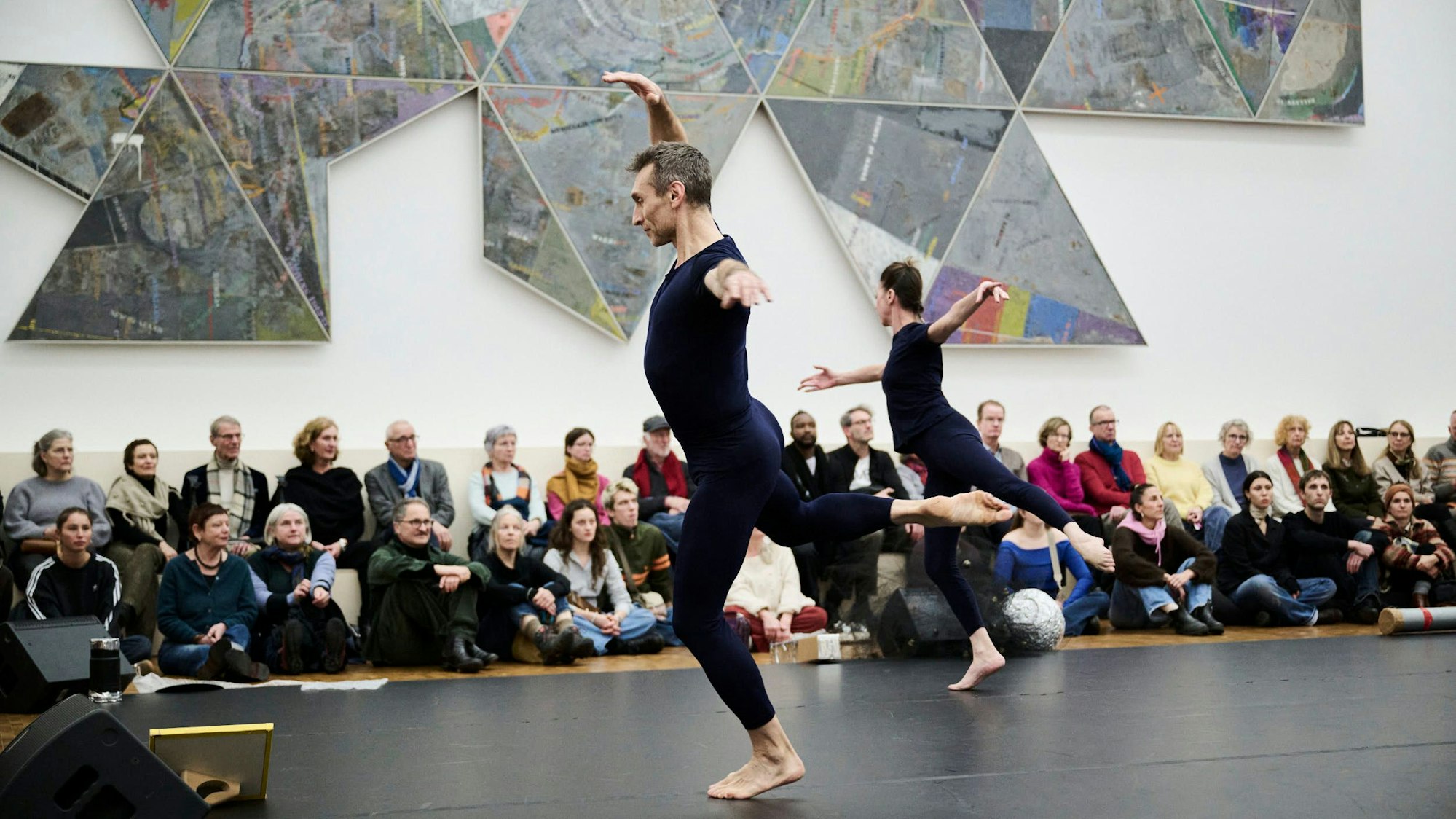 Das Berliner Dance-On-Ensemble im Kölner Museum Ludwig.