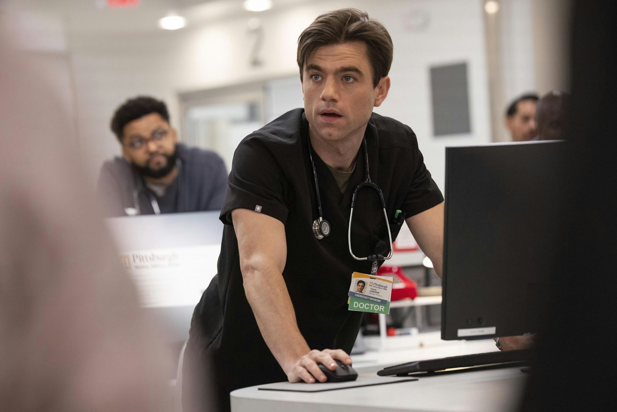 Bis auf Noah Wyle rückte die Serie „The Pitt“ ein weitgehend unbekanntes, aber bärenstarkes Schauspiel-Ensemble in den Fokus. Darsteller wie Patrick Ball, der den nach einem Drogenentzug geläuterten Arzt Dr. Frank Langdon spielt, sind mittlerweile in aller Munde. (Bild: HBO Max)