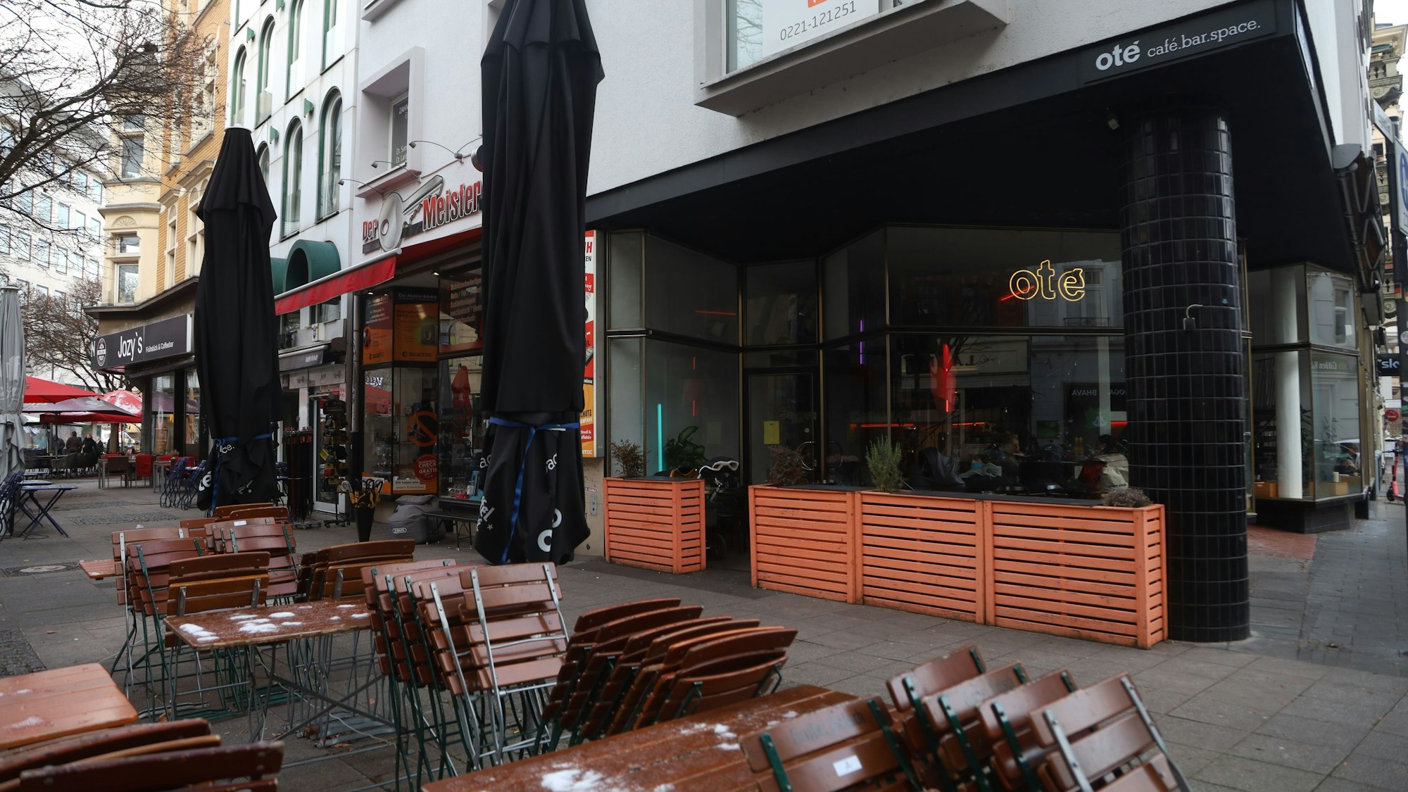 Ein paar Monate wird es noch dauern, aber im Sommer platzt die Terrasse der Weinbar dann aus allen Nähten und verwandelt den Platz vor der Torburg in eine amtliche Piazza.