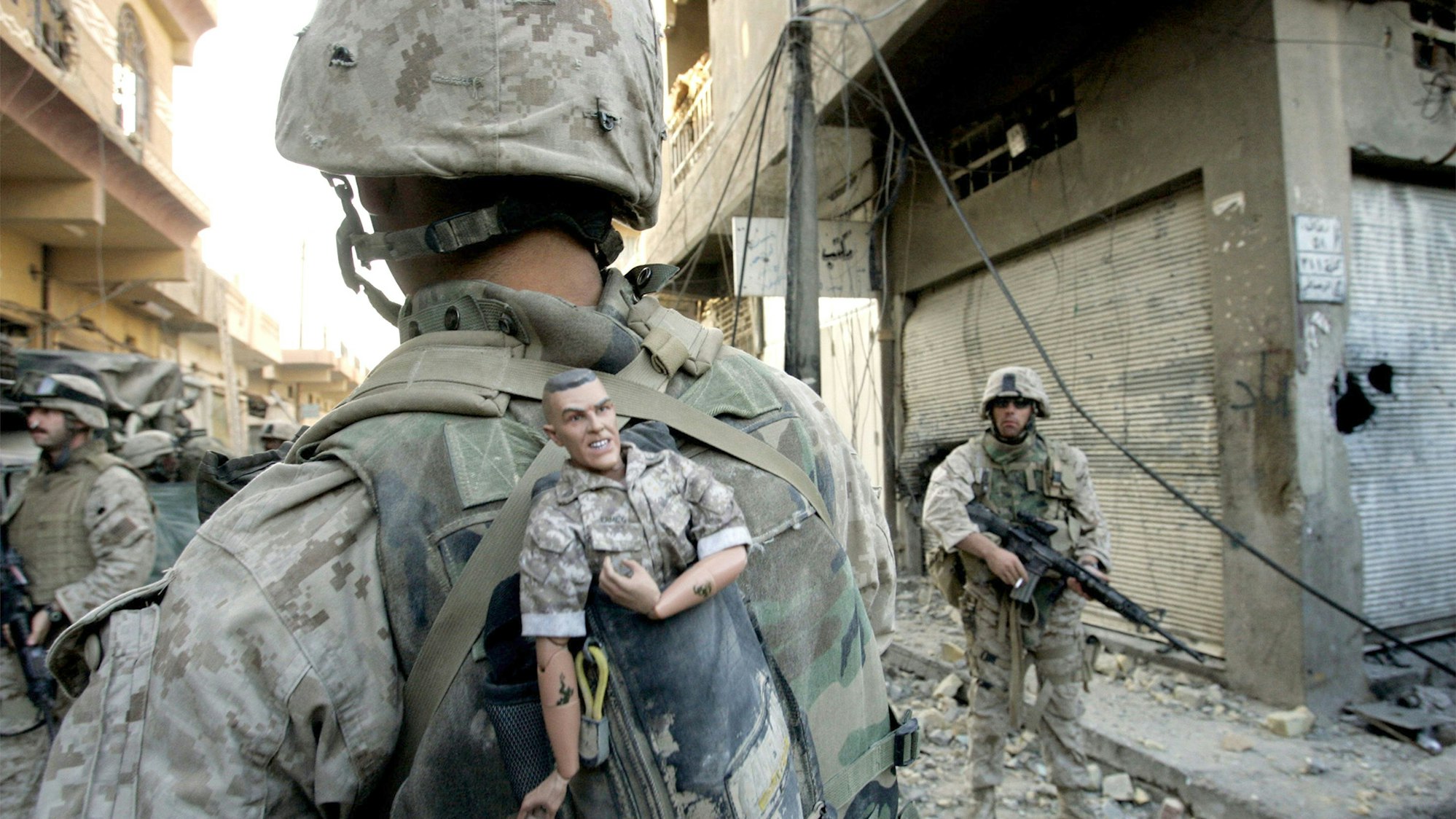 Falludscha, Irak, 2004: Ein junger US-Marine stößt mit seiner Einheit in den westlichen Teil der Stadt vor.
Die Aufnahme ist Teil der Serie, für die Anja Niedringhaus 2005 mit dem Pulitzer-Preis für Aktuelle Fotoberichterstattung ausgezeichnet wurde