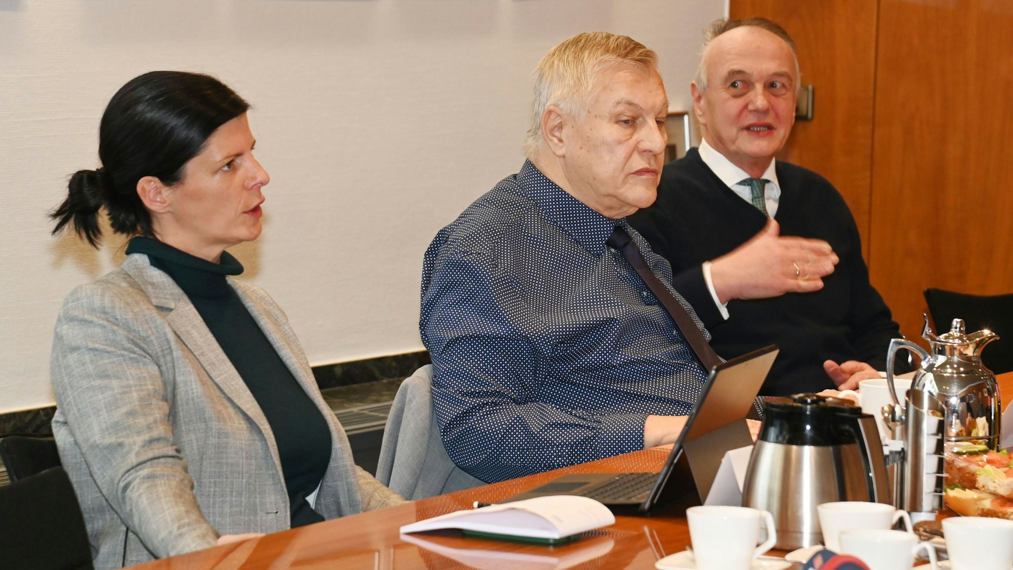 Die Geschäftsführerin Sarah Primus (links) und Geschäftsführer Hans Jörg Depel (rechts) stellen mit Vorstandsvorsitzendem Franz-Xaver Corneth die Bilanz des Mietervereins 2025 vor.