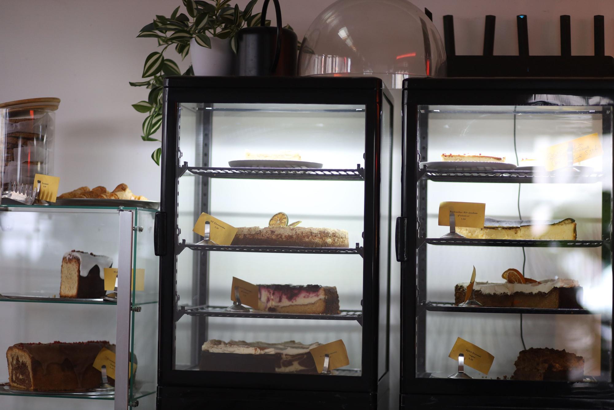 Stets frisch und lecker gefüllt: Die Kuchenvitrine im Oté.