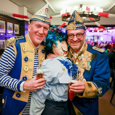 Nubbelverbrennung im Sion Brauhaus. Im Bild v.l.n.r. René Sion und Georg Schäfer.