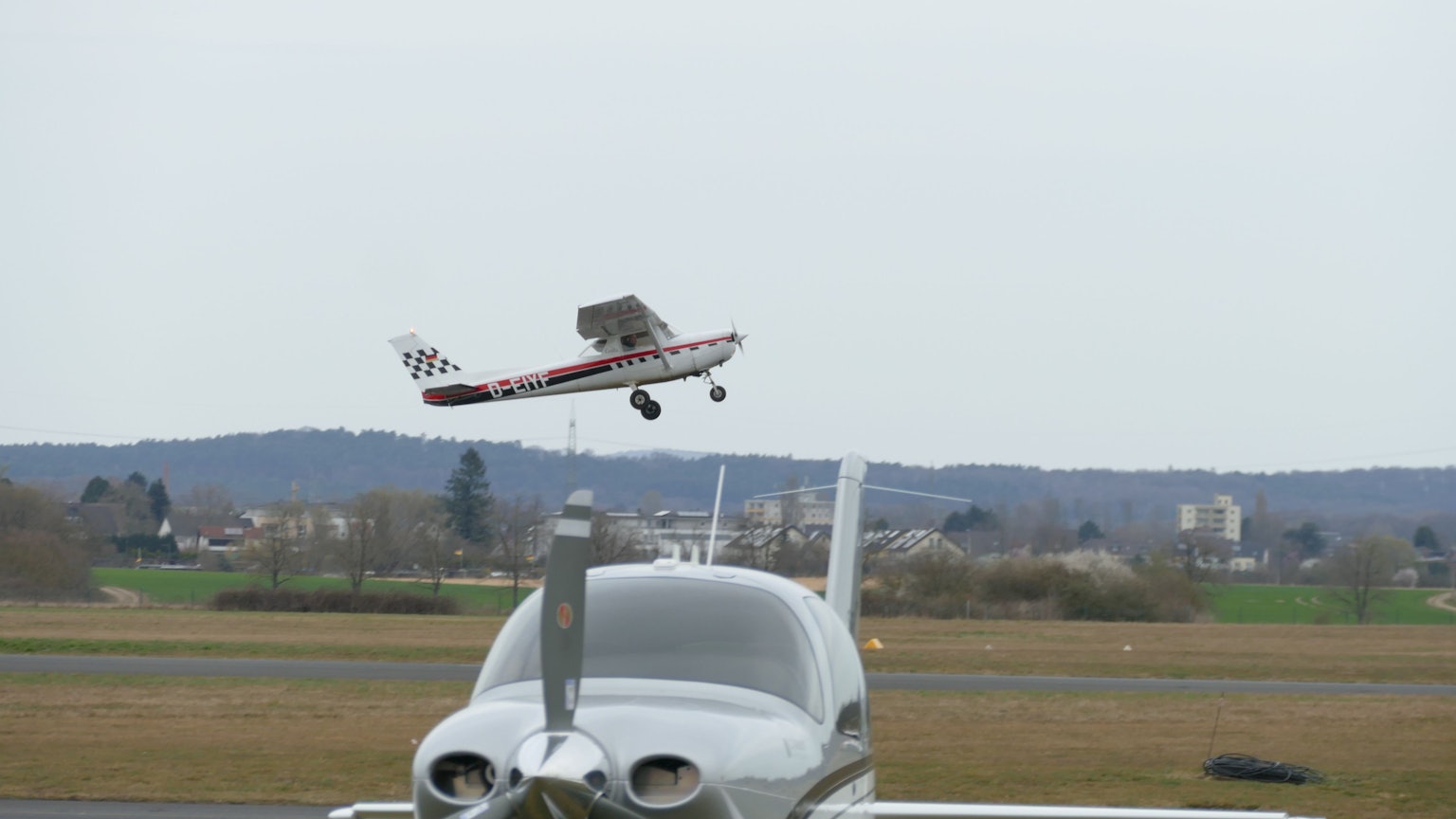 Ein 3000 Quadratmeter großes Grundstück auf dem Flugplatz Hangelar soll verkauft werden.