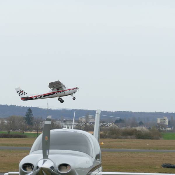 Ein 3000 Quadratmeter großes Grundstück auf dem Flugplatz Hangelar soll verkauft werden.