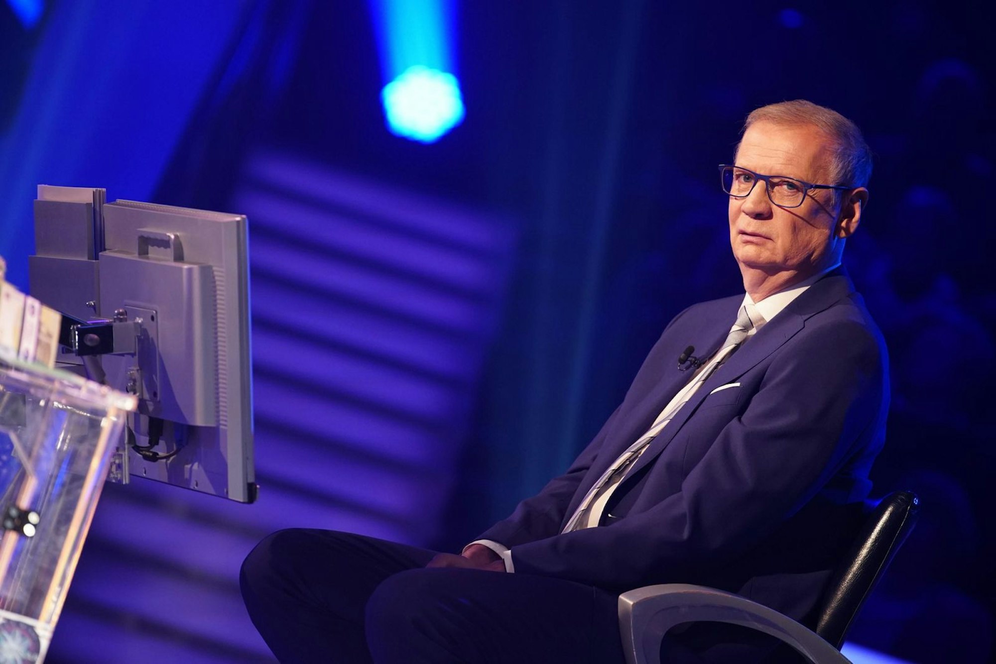 Weil ihn eine Auswahlfrage nervte, ging Günther Jauch an die Decke: „Keine Sau kann das wissen! Wenn so was noch mal kommt, dann brechen wir die Sendung ab.“ (Bild: RTL / Stefan Gregorowius)