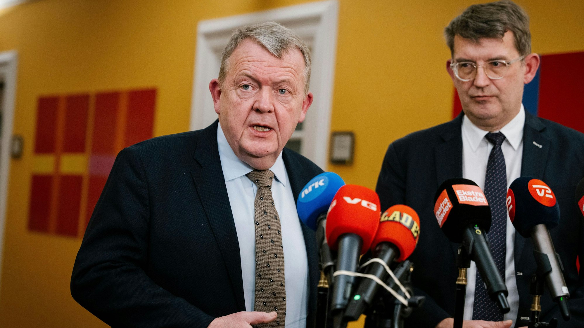 Das Bild zeigt Dänemarks Außenminister Lars Loekke Rasmussen (l) und Dänemarks Verteidigungsminister Troels Lund Poulsen auf einer Pressekonferenz. Foto: Emil Nicolai Helms/Ritzau Scanpix Foto/AP/dpa