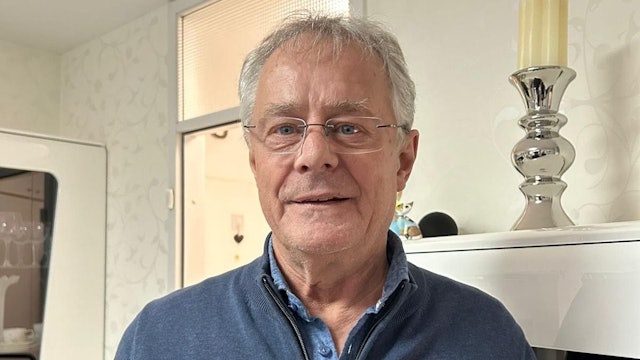 Hans Wirtz hält ein Thermometer, das 13 Grad anzeigt. So kalt ist es in seinem Schlafzimmer.