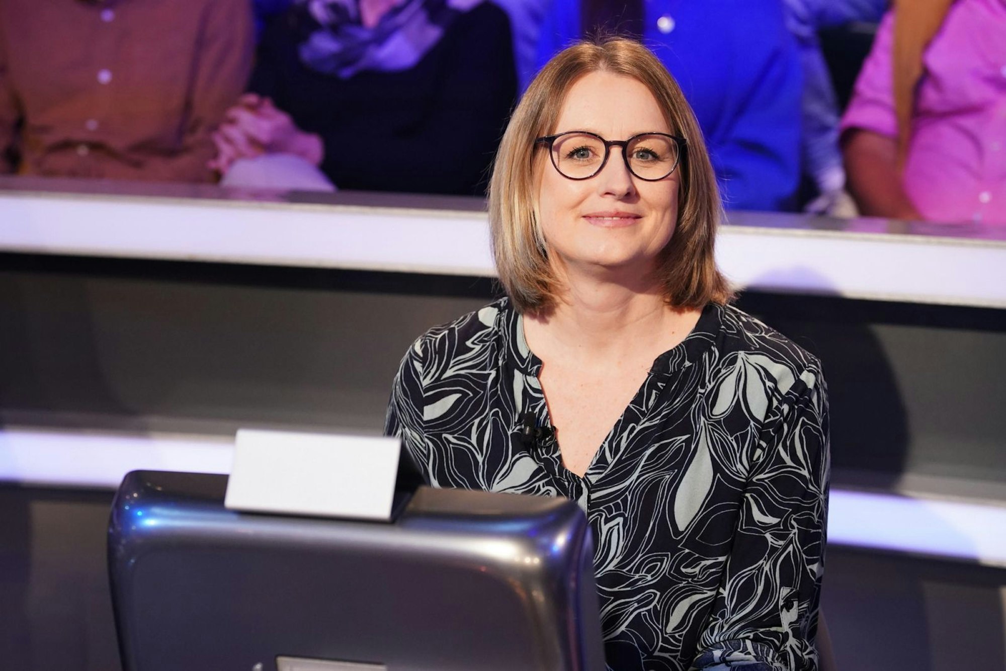 Stefanie Zeng aus Markkleeberg bekam bei einer Frage Hilfe von einer Dame aus dem Publikum. Deren Antwort war falsch. Günther Jauch aber hielt sie für korrekt. (Bild: RTL / Stefan Gregorowius)