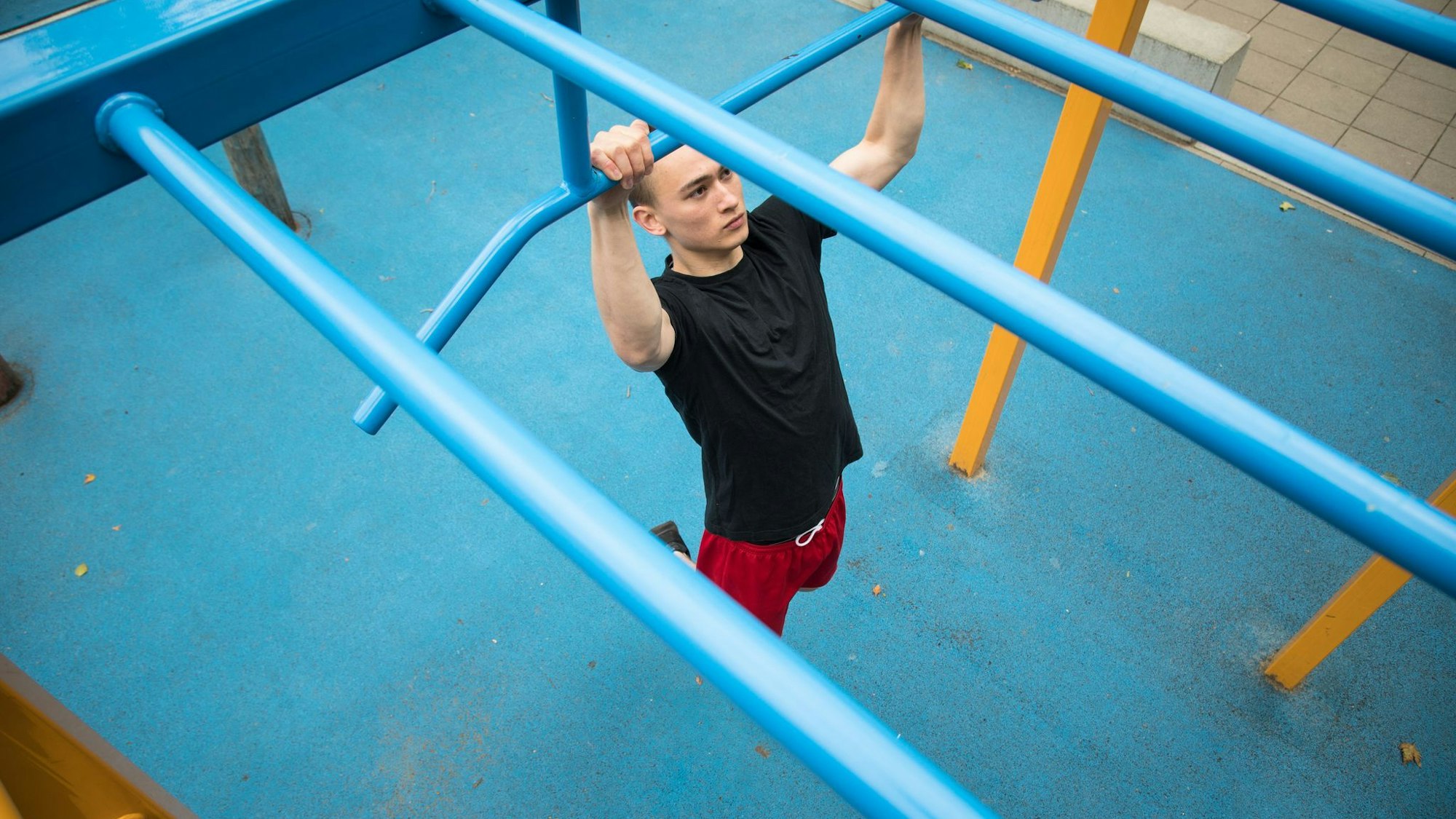 Ein Mann macht Sport.