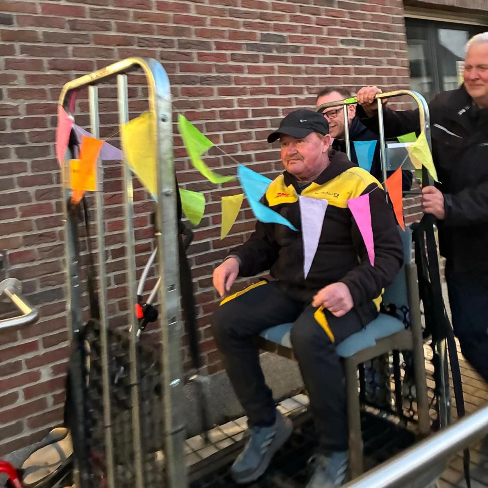 Eine Eskorte hat auf Hartmut Wellers Ankunft gewartet.