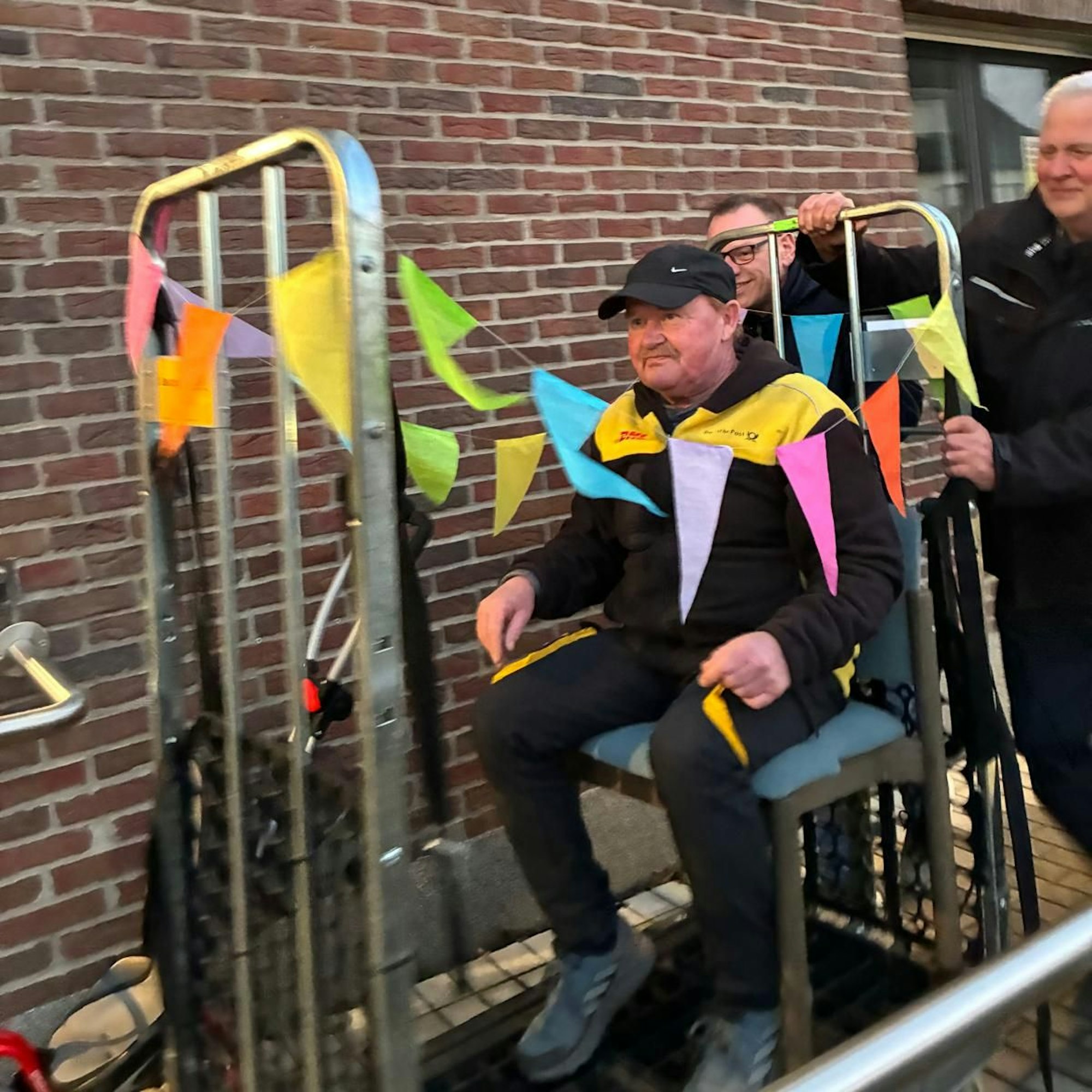 Eine Eskorte hat auf Hartmut Wellers Ankunft gewartet.