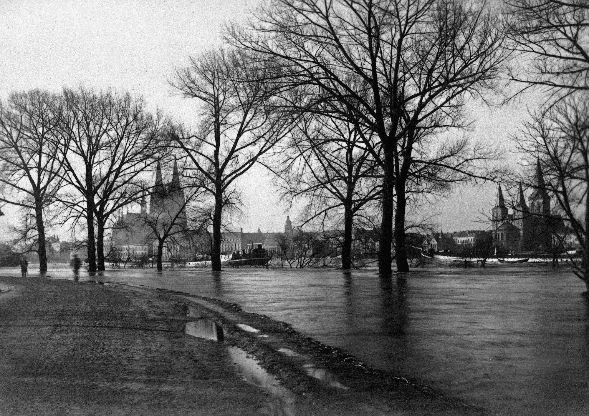 Köln Blick vom Rheinpark in Deutz auf die Stadtseite während des Hochwassers im Januar 1926 in Köln, Deutschland 1920er Jahre. View from Rhine park at Deutz to the city during the flood in January 1926 at Cologne, Germany 1920s., Köln Preußen Deutsches Reich Copyright: JakobxVolk UnitedArchives0048