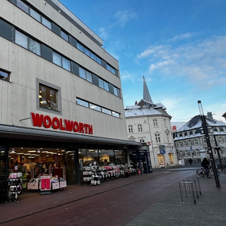 Woolworth Opladen: An der Ecke Altstadtstraße / Düsseldorfer Straße stand das Hotel zur Post, in dem mit Erich Mende und Friedrich Middelhauve die FDP NRW gründeten. Bild: Ralf Krieger