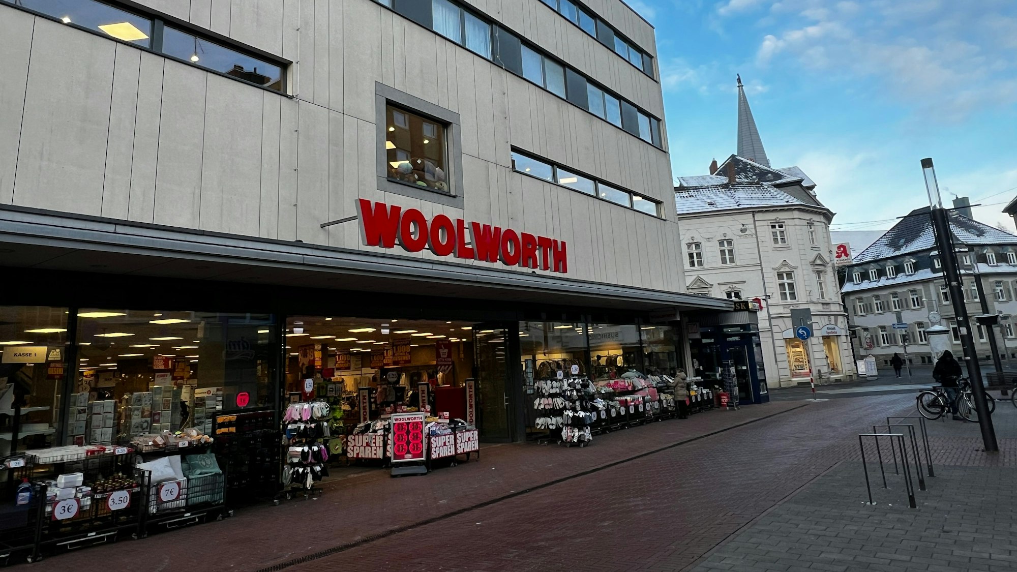 Woolworth Opladen: An der Ecke Altstadtstraße / Düsseldorfer Straße stand das Hotel zur Post, in dem mit Erich Mende und Friedrich Middelhauve die FDP NRW gründeten. Bild: Ralf Krieger