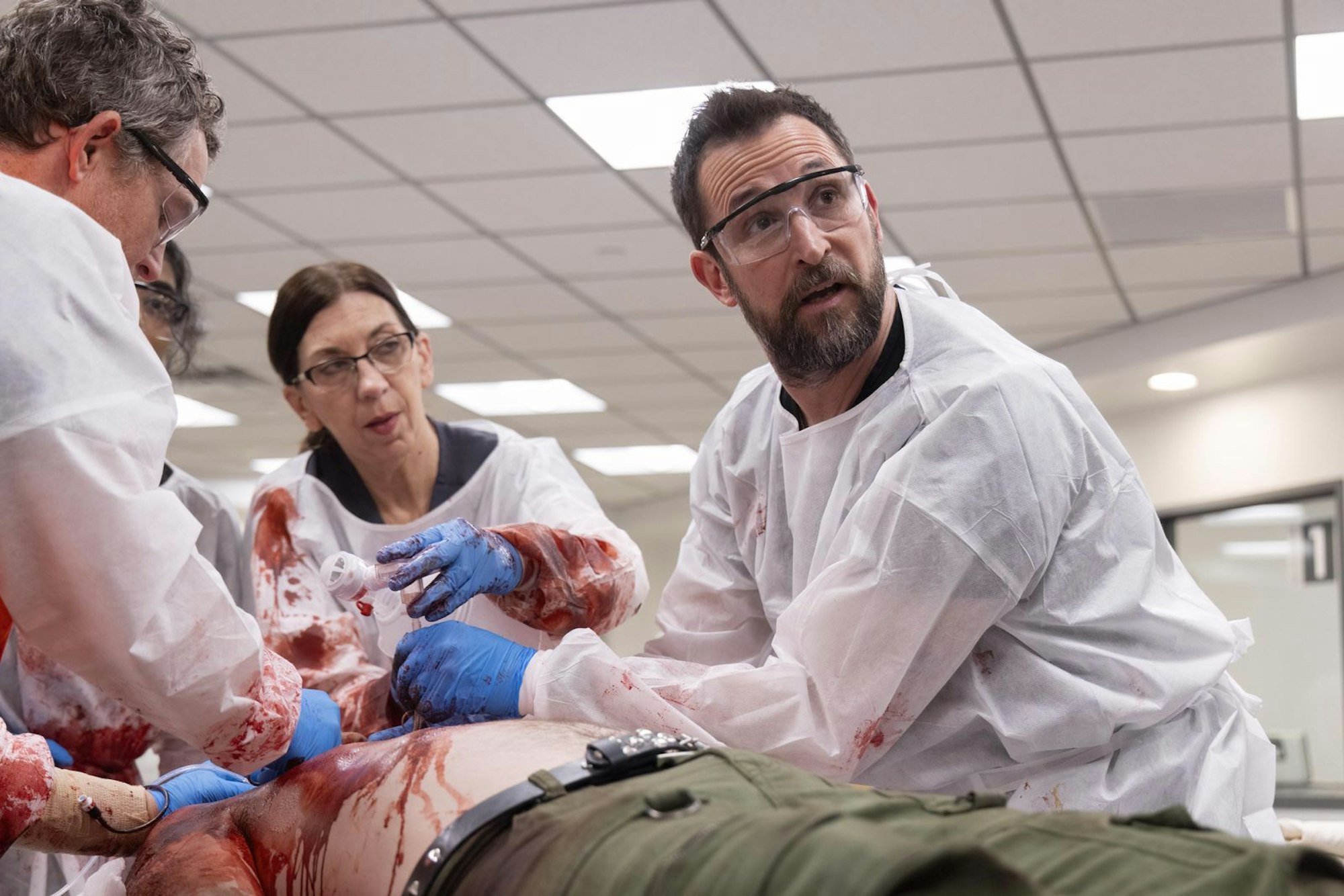 Leben retten - und dennoch gelassen bleiben. Für seine vielschichtige Darstellung des Leiters einer Notaufnahme erhielt Schauspieler Noah Wyle endliche einen Emmy. Für seinen Dr. Carter aus „ER“ war er mehrere Male für den wichtigsten TV-Preis der Welt nominiert - und ging jedes Mal leer aus. (Bild: HBO Max)