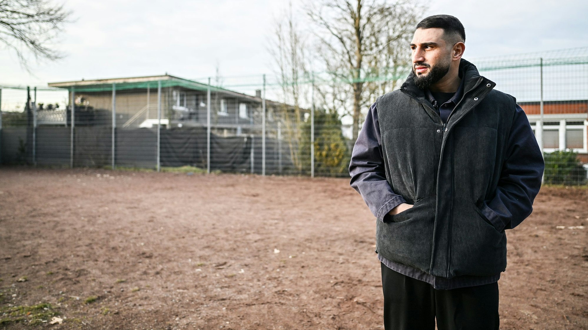Schwergewichtsboxer Agit Kabayel steht auf einem Bolzplatz in Wattenscheid.