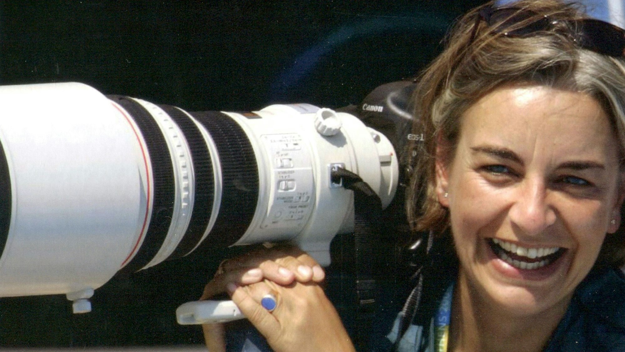 Die deutsche Fotografin Anja Niedringhaus bei den Olympischen Spielen 2004 in Athen.